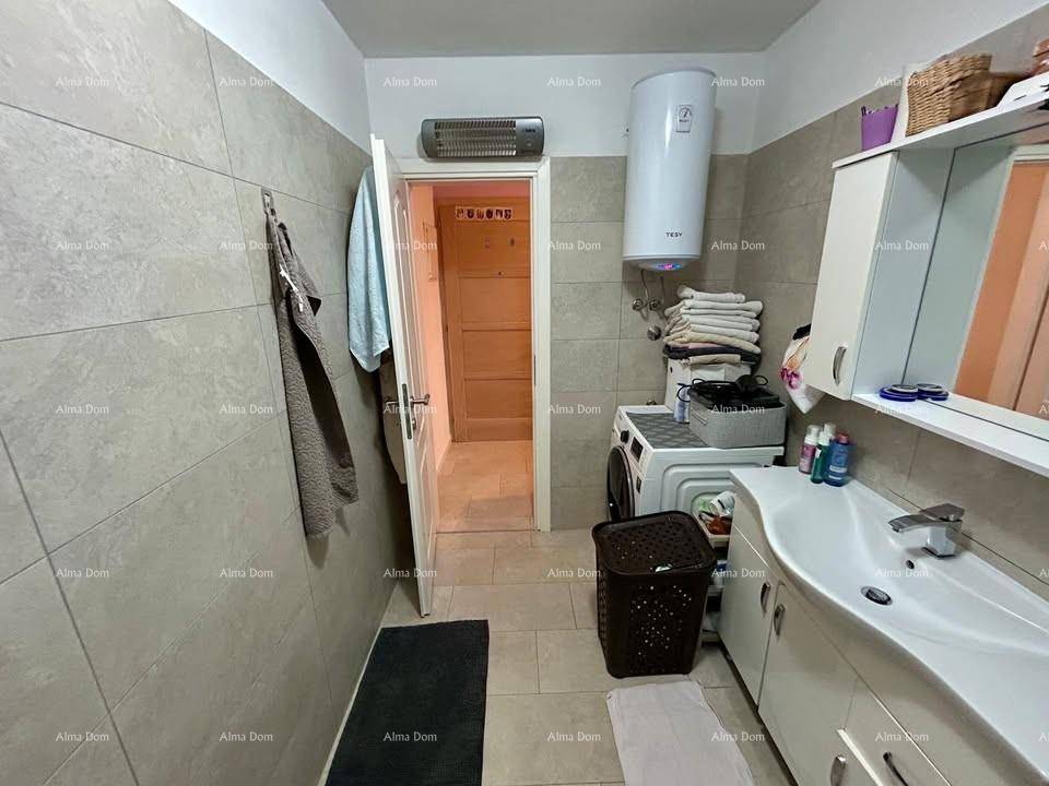 Modernes Badezimmer mit Dusche, Waschbecken, WC und Waschmaschine.