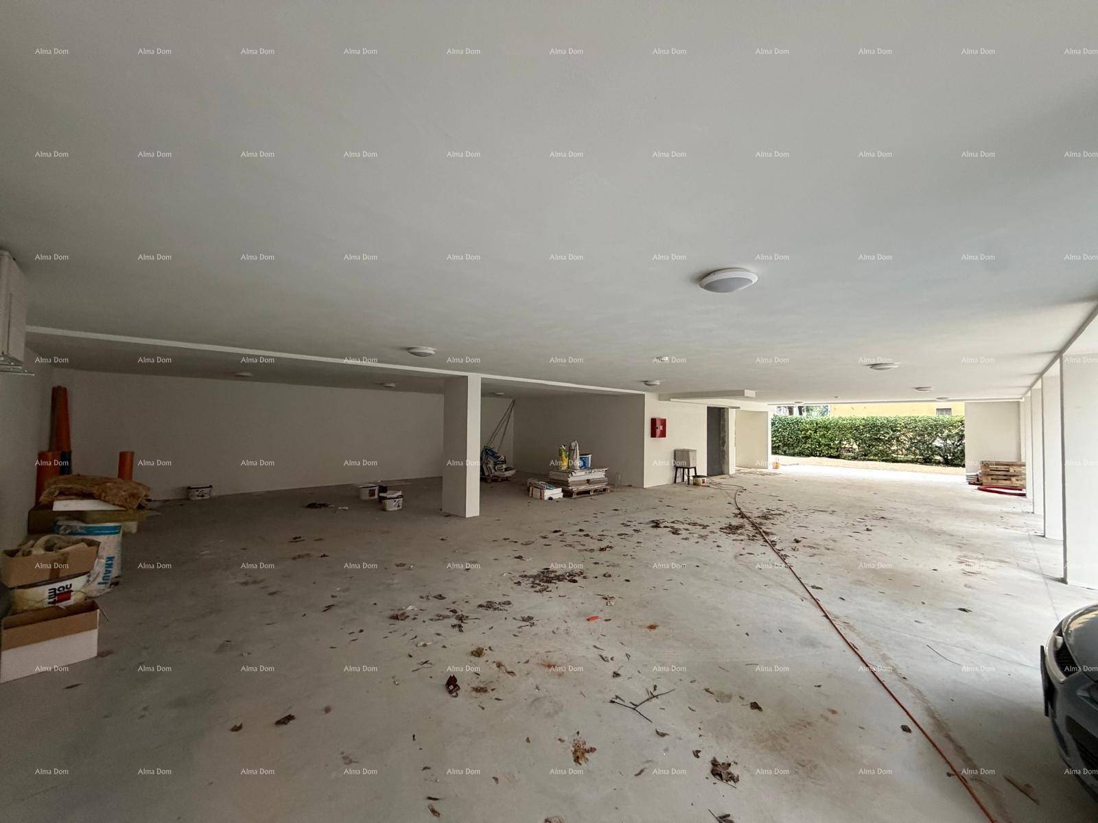 Weitläufiger, unfertiger Garagenbereich mit Säulen und Baumaterialien.