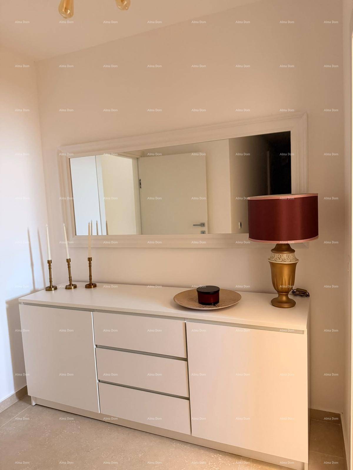 Heller Flur mit Sideboard, großem Spiegel und dekorativer Lampe.