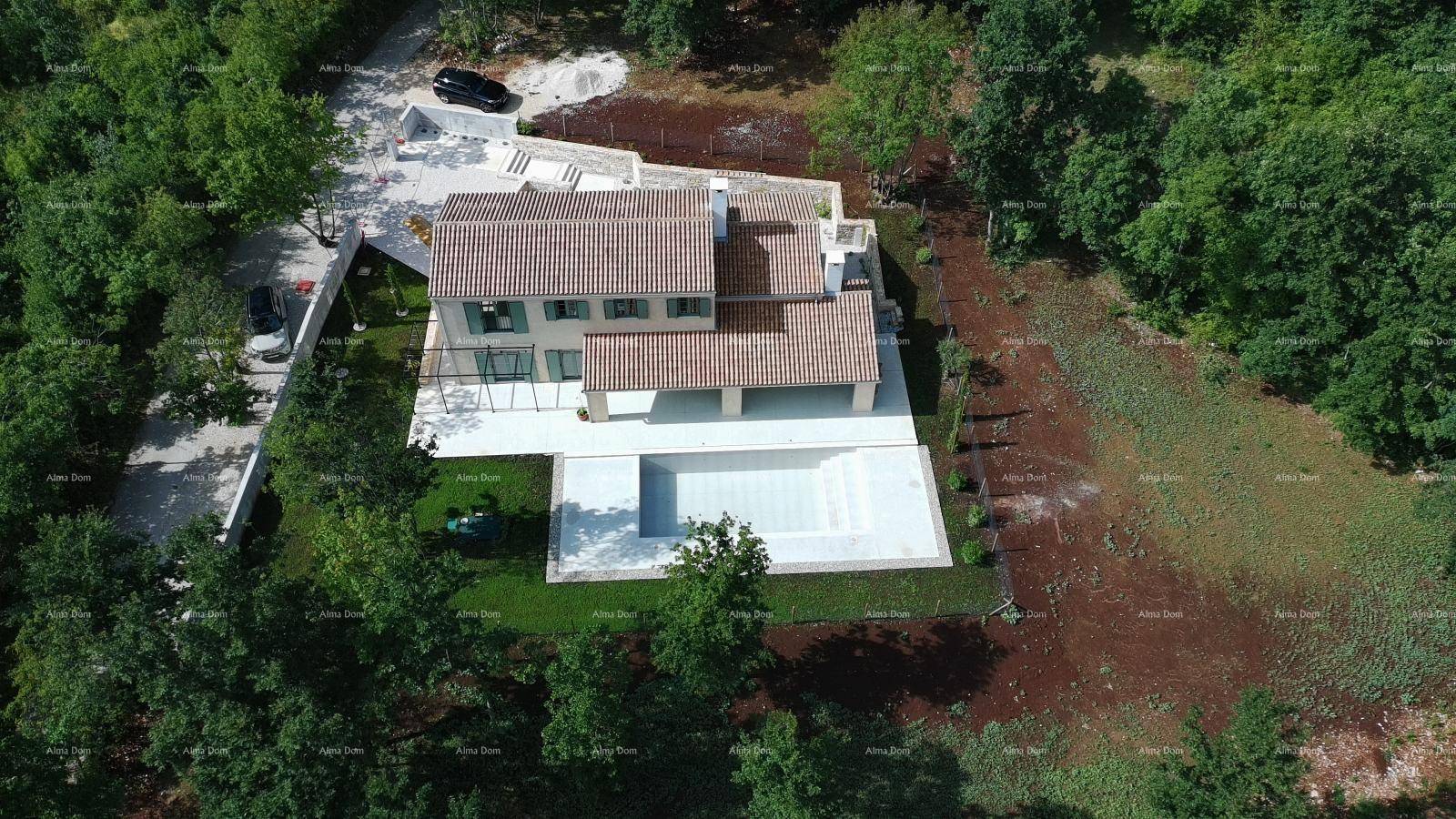 Luftaufnahme eines modernen Hauses mit großem Pool und gepflegtem Gartenbereich.
