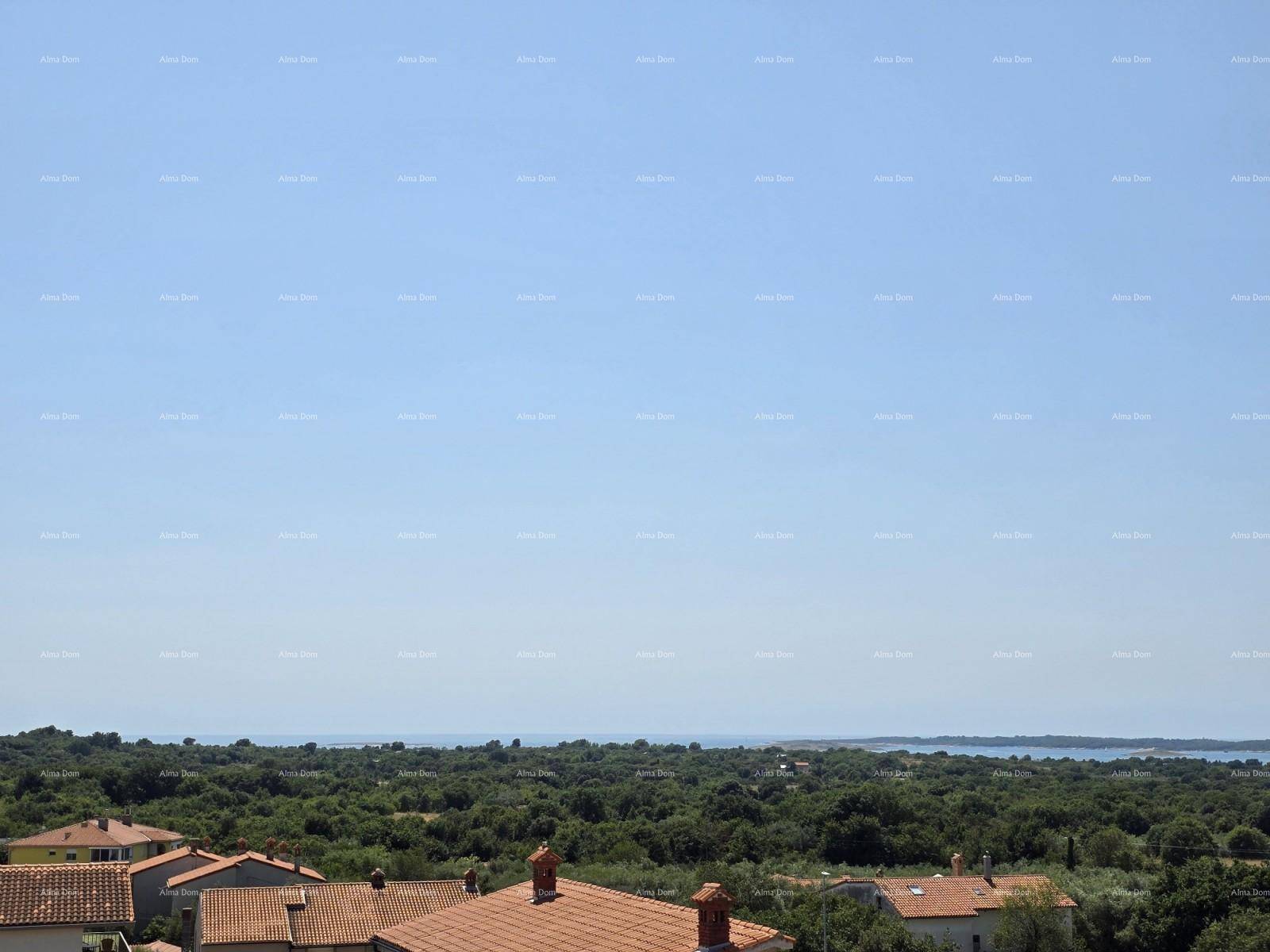 Weitläufiger Panoramablick über grüne Baumwipfel, Dächer und das glitzernde Meer am Horizont.