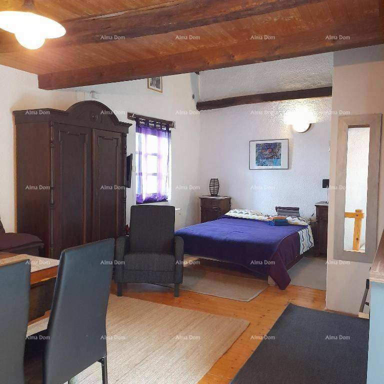 Kombinierter Wohn- und Schlafbereich mit Doppelbett, großem Kleiderschrank und Essbereich.