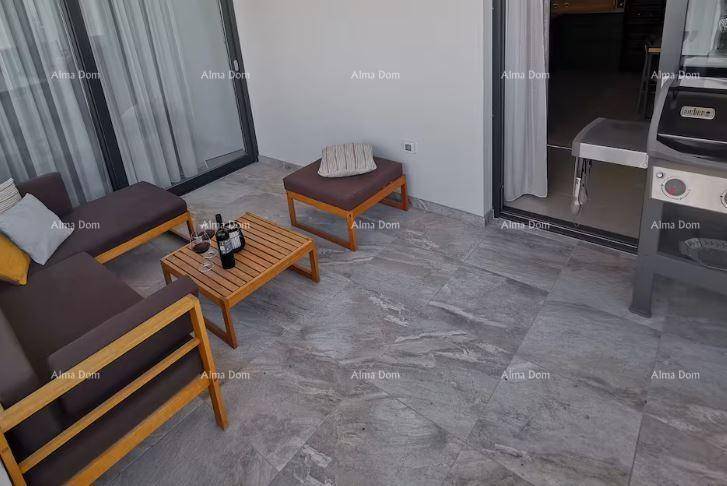 Geräumige Terrasse mit bequemen Sitzgelegenheiten und Grill für entspannte Stunden im Freien.