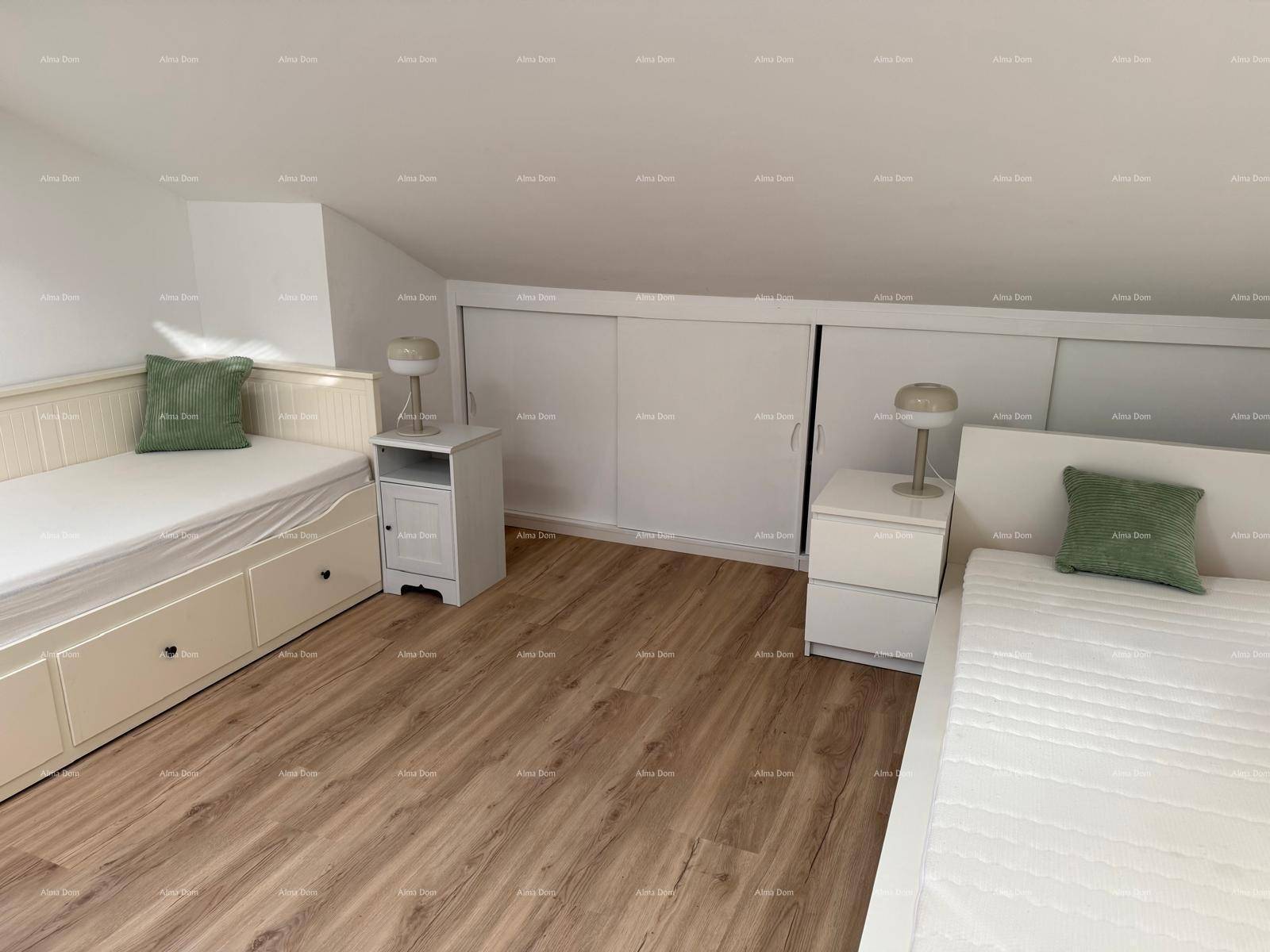 Kinder- oder Gästezimmer mit zwei Einzelbetten und Laminatboden.