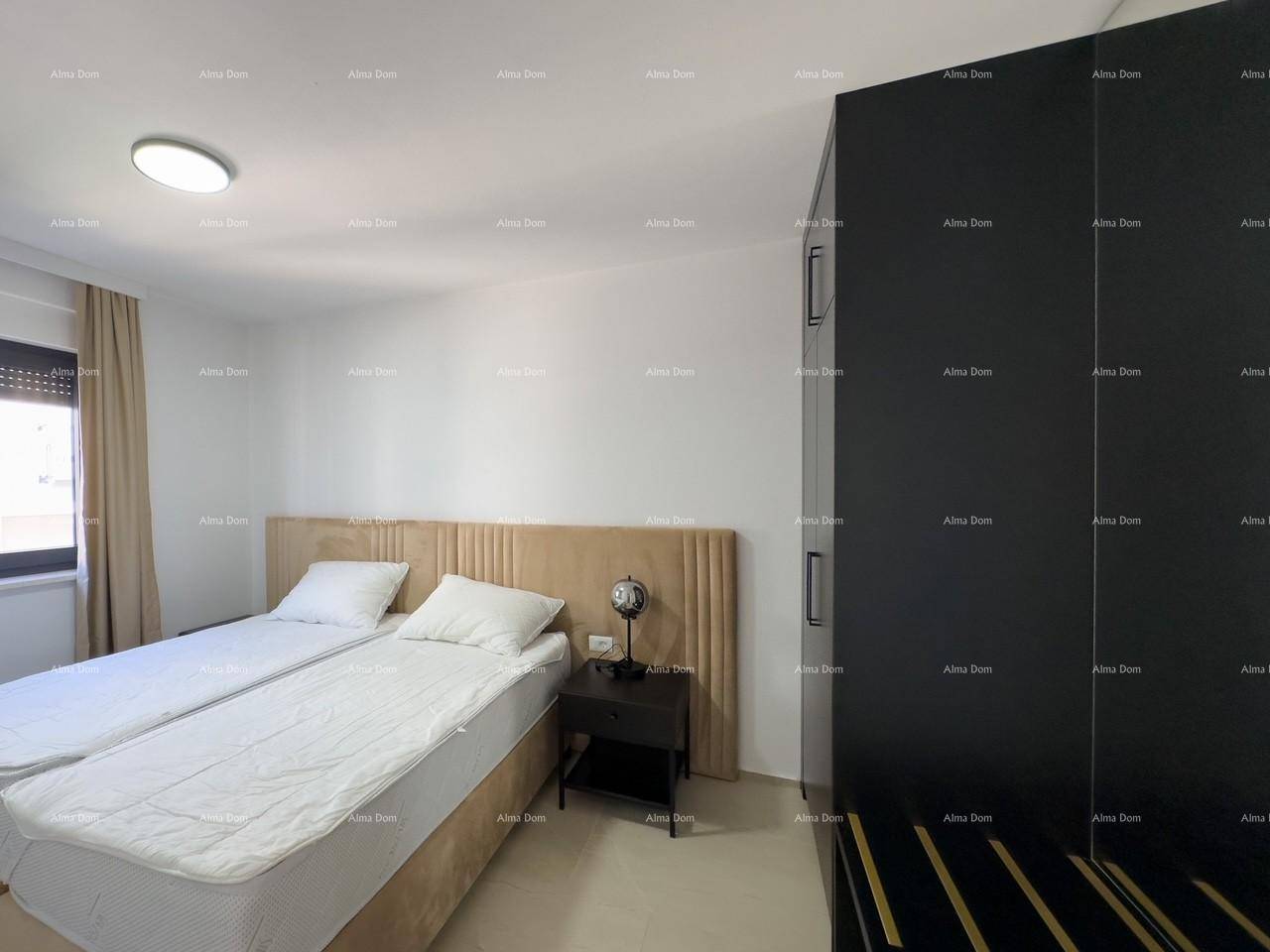 Schlafzimmer mit Doppelbett, Nachttisch und großem schwarzen Kleiderschrank, modern eingerichtet.