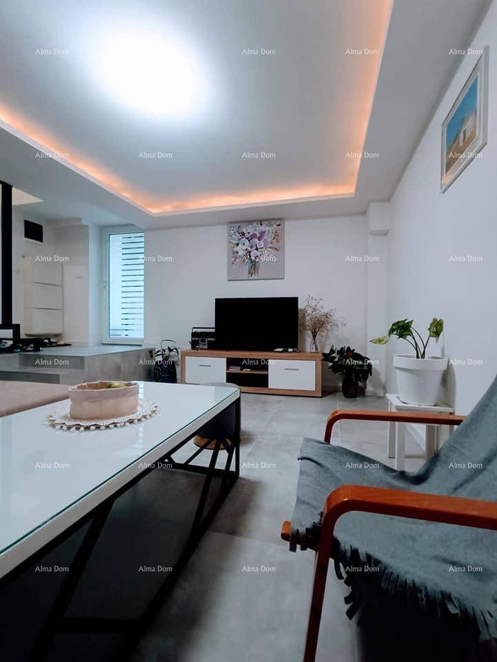 Modernes Wohnzimmer mit Fliesenboden, Fernseher und indirekter Deckenbeleuchtung, hell und einladend.