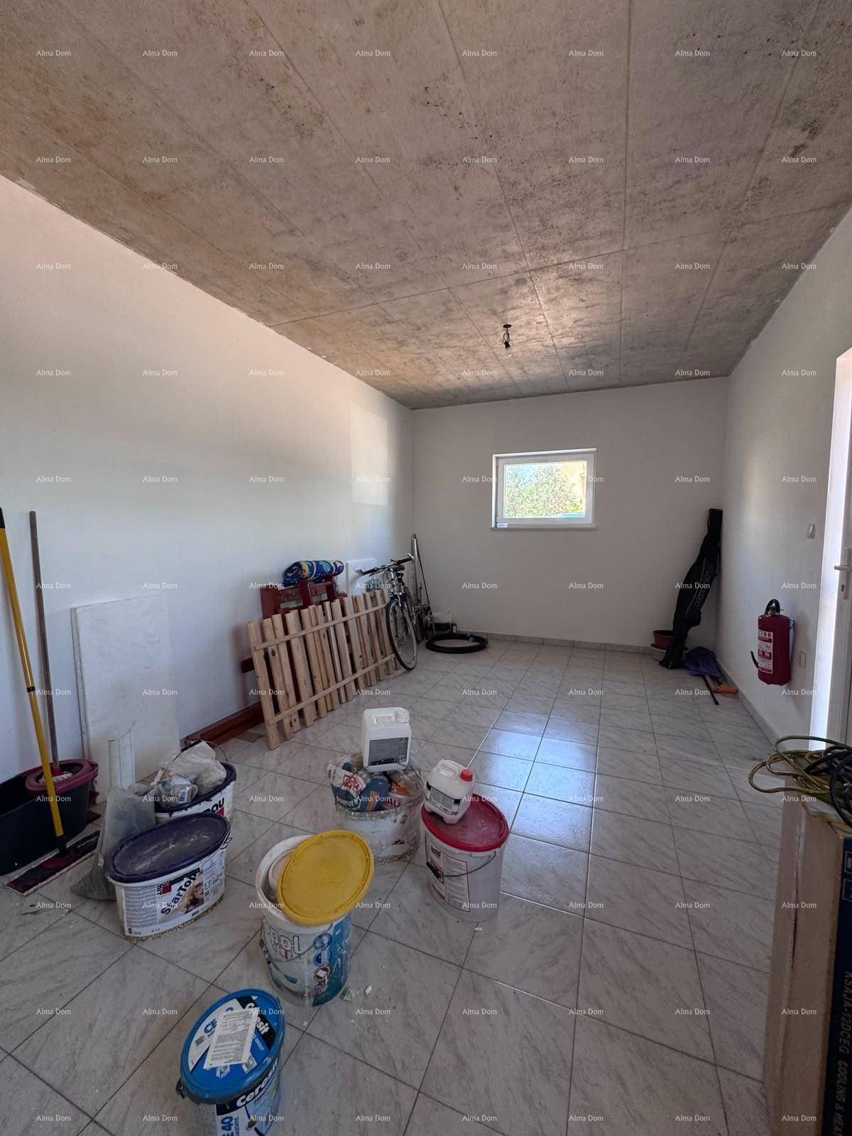 Unfertiger Raum mit Fliesenboden, Beton-Decke und verschiedenen Baumaterialien und Werkzeugen.