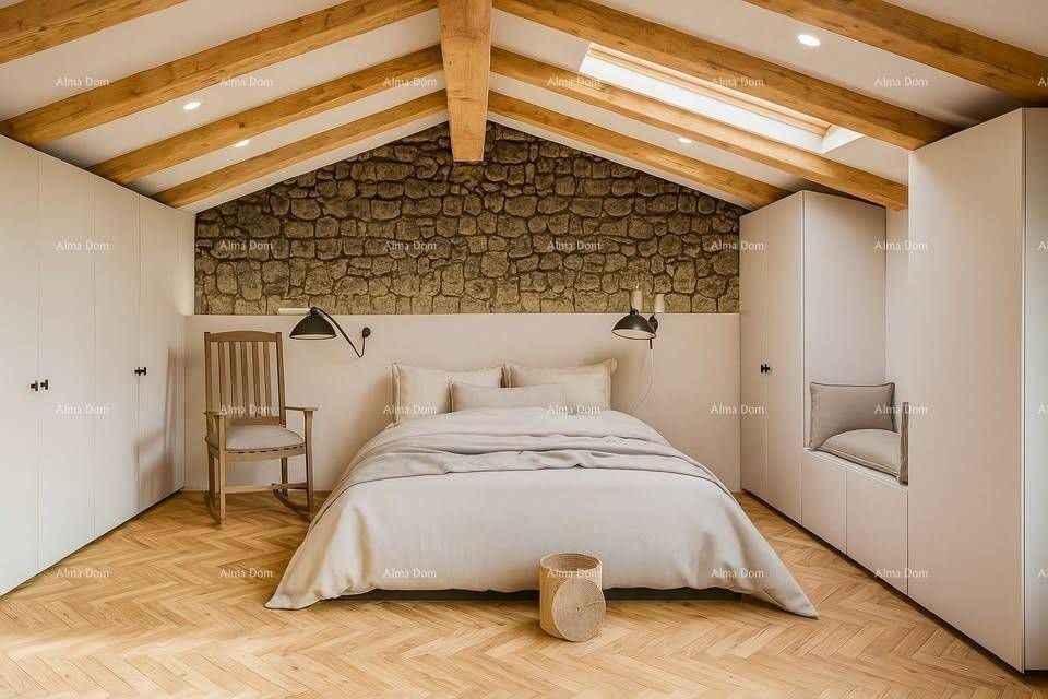 Geräumiges Schlafzimmer mit Steinwand, Holzbalken, Einbauschränken und viel Tageslicht.