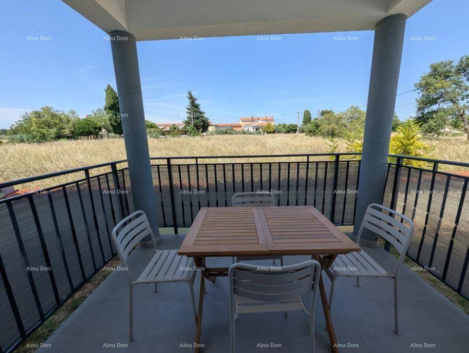 Geräumiger Balkon mit Esstisch und Stühlen, bietet einen weiten Blick in die ländliche Umgebung.
