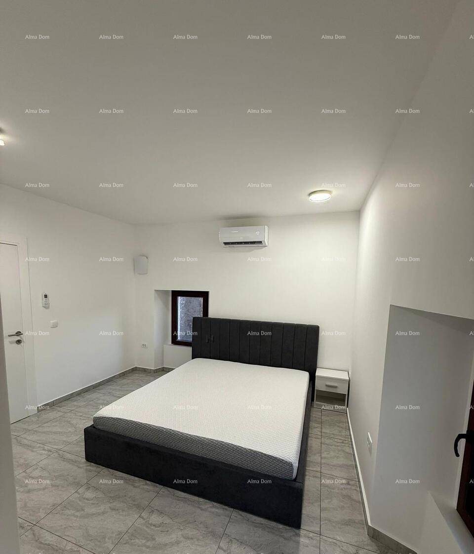Schlafzimmer mit großem Doppelbett, Fliesenboden und Klimaanlage an der Wand.