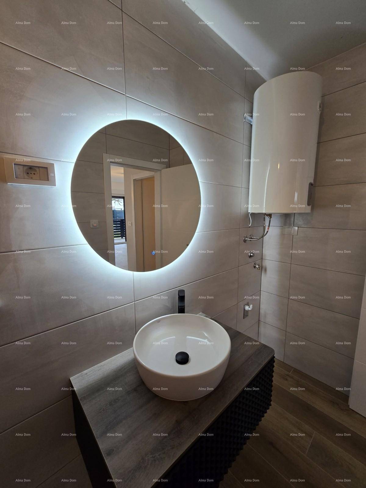 Detailansicht des modernen Waschbeckens mit beleuchtetem Spiegel im Badezimmer.