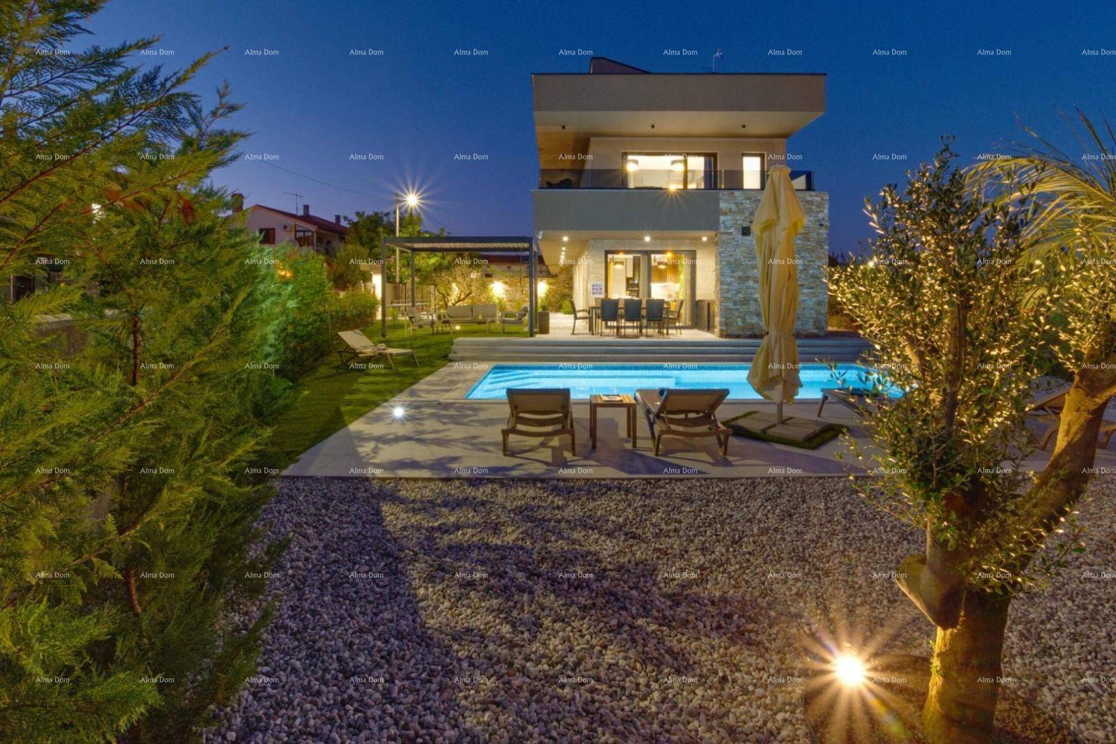 Moderne Villa bei Nacht mit beleuchtetem Poolbereich, Liegestühlen und gepflegtem Garten.