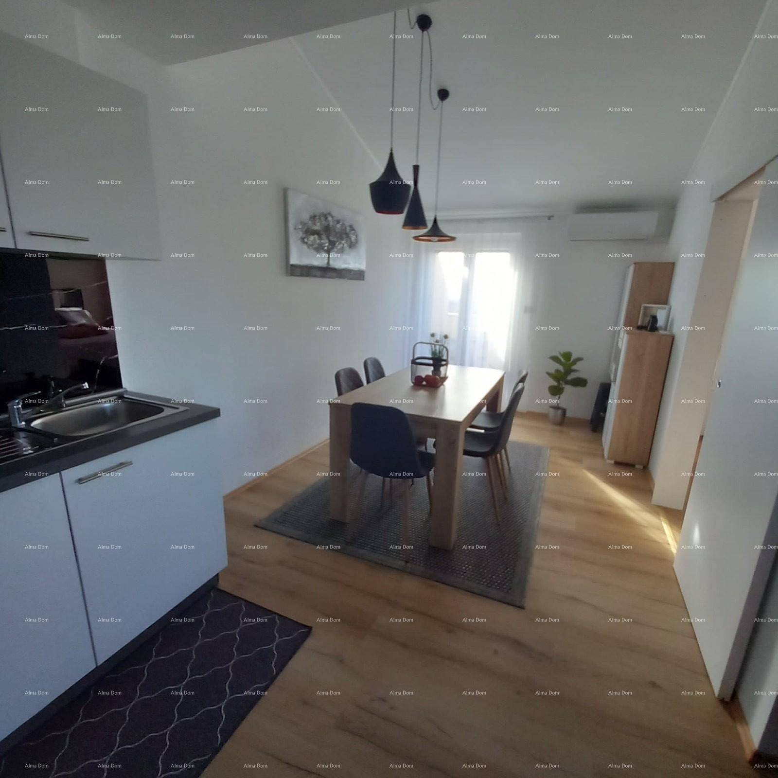 Moderne Küche mit Essbereich, dunklen Hängelampen und hellem Laminatboden.