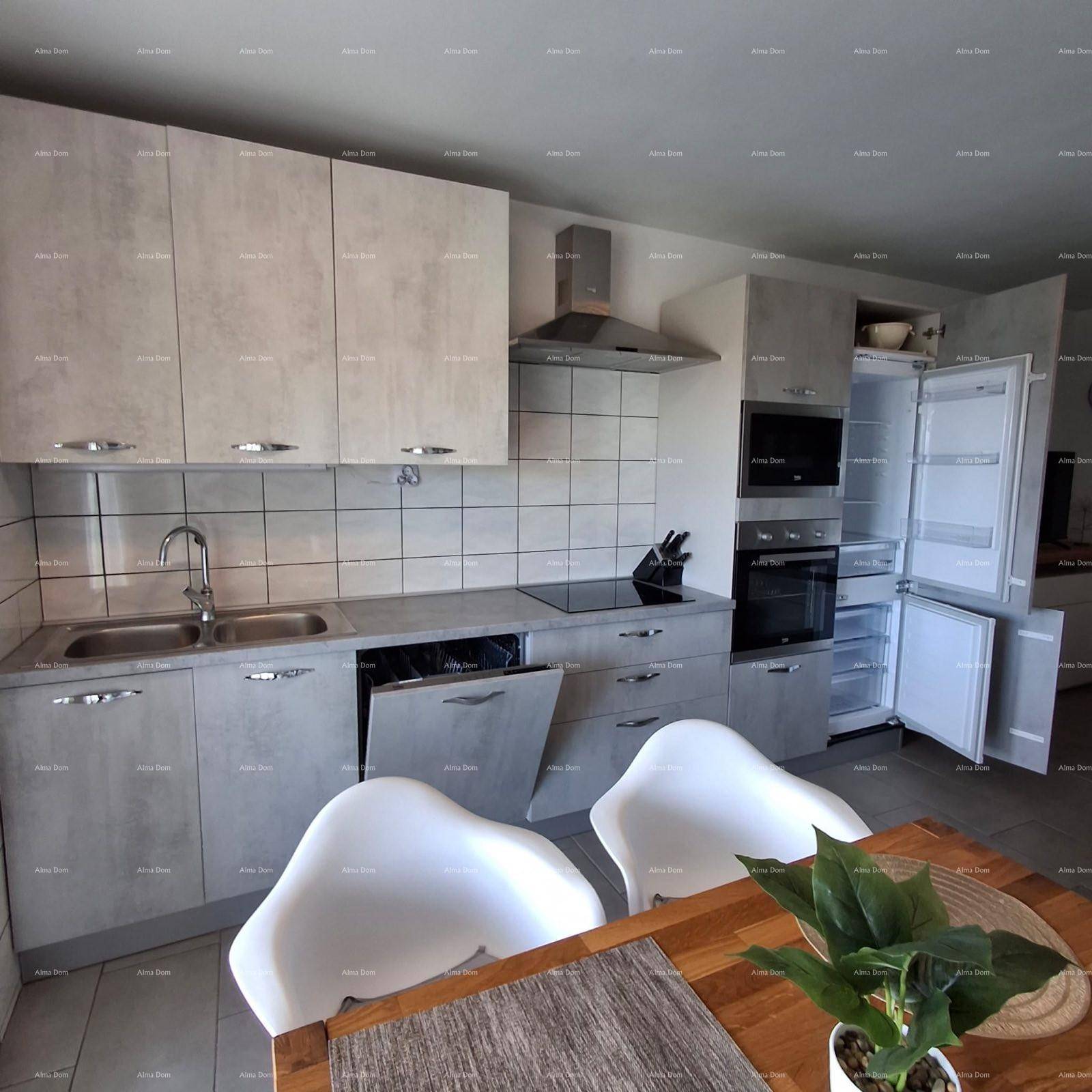 Moderne Einbauküche in Grau mit integrierten Geräten und Fliesenrückwand.