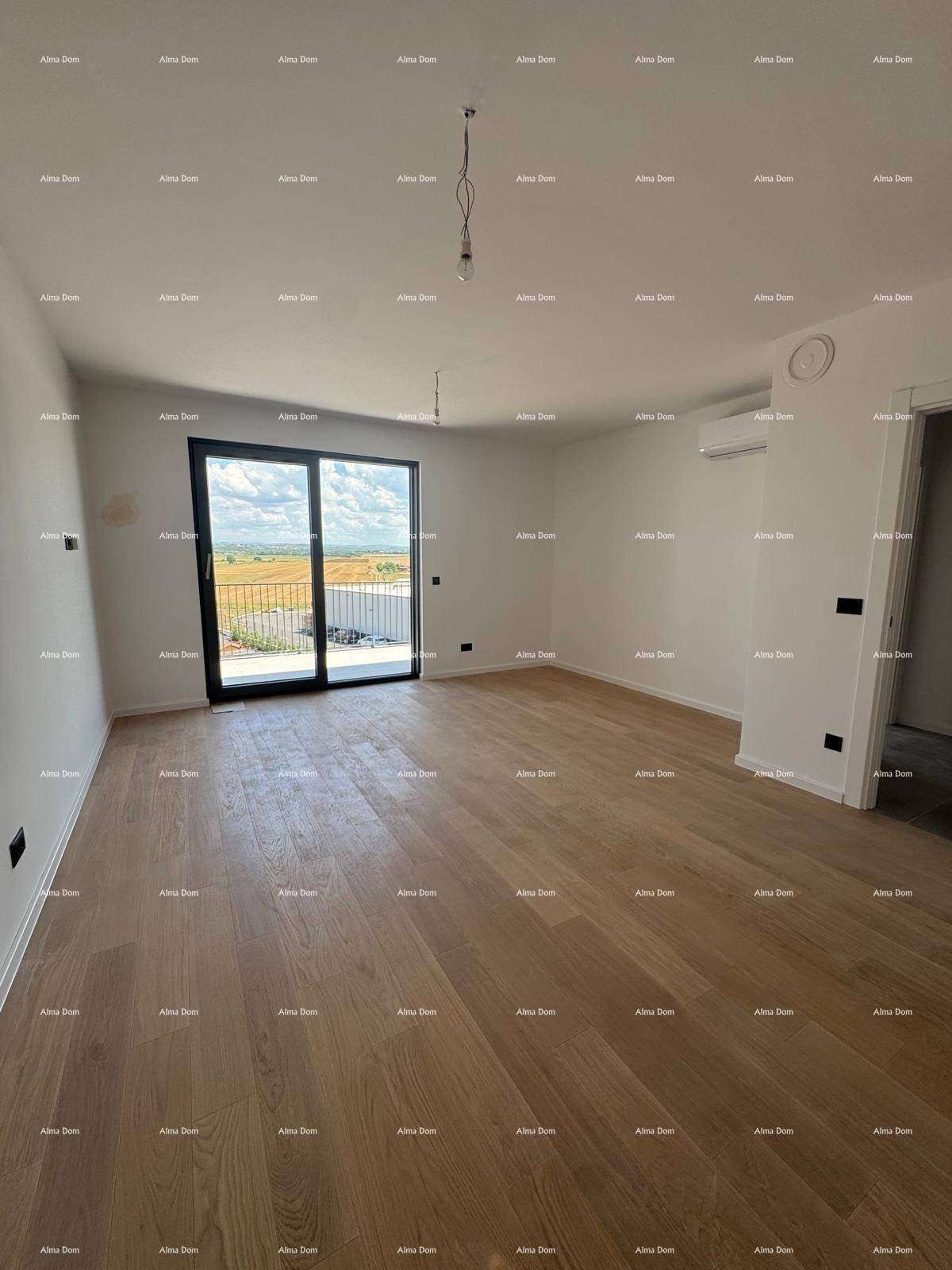 Lichtdurchfluteter Wohnraum mit Holzboden, großen Fenstern und Zugang zum Außenbereich.