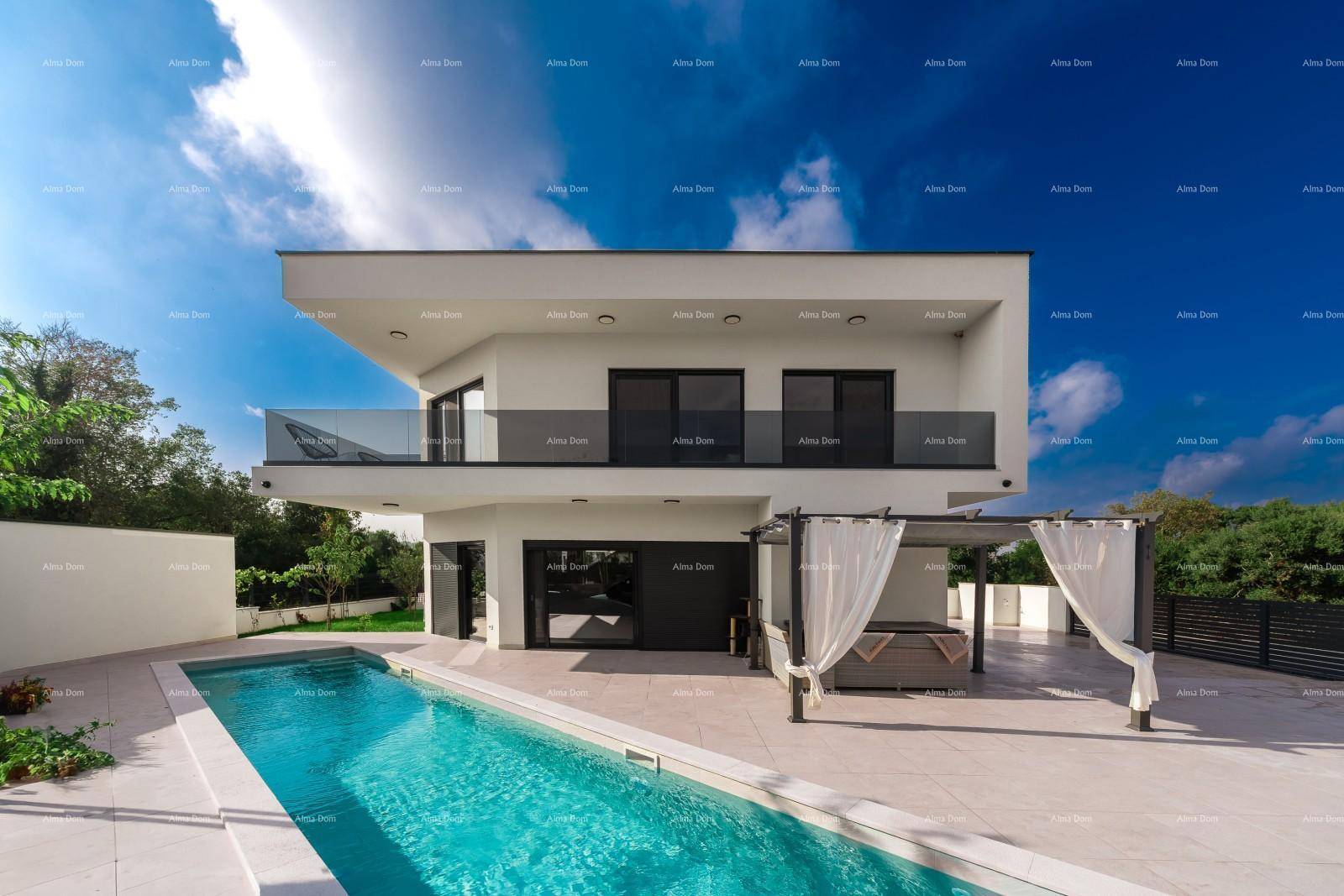 Moderne Villa mit beleuchtetem Pool und Whirlpoolbereich unter einer Pergola am Abend.
