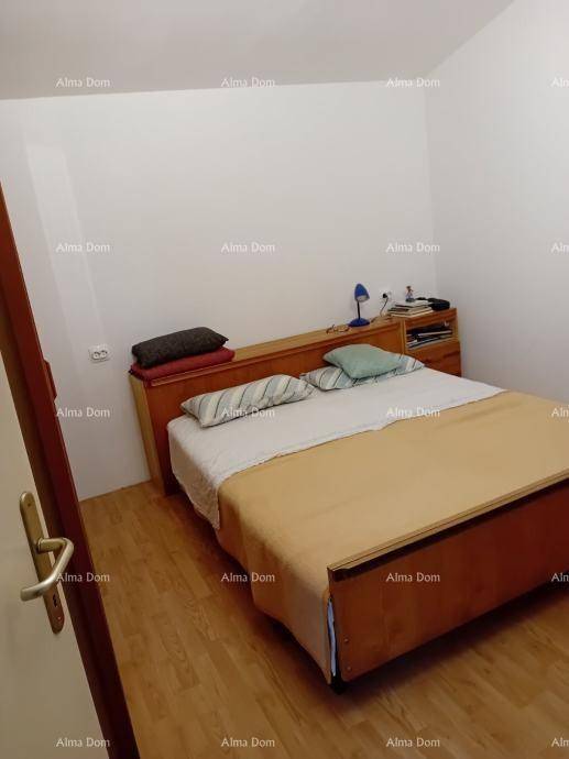 Schlafzimmer mit Holzbett und passendem Nachttisch, ausgestattet mit Holzboden.