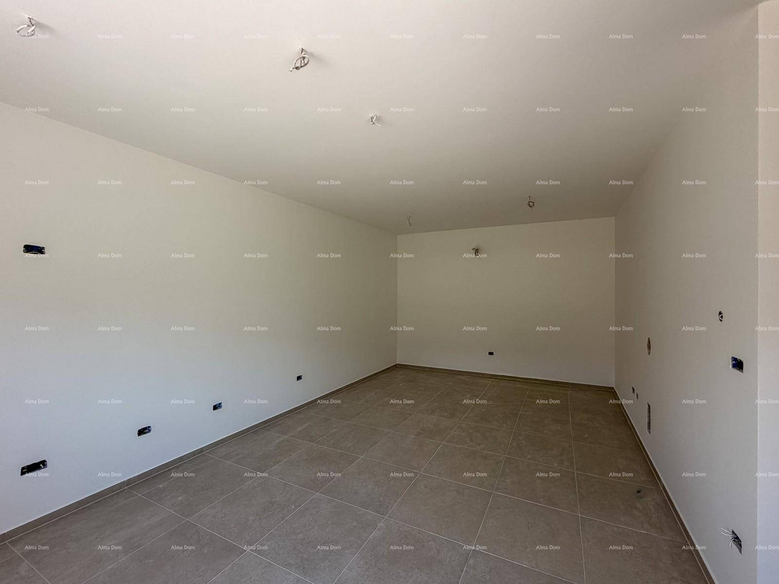Heller, leerer Wohnraum mit modernen Fliesen und frisch gestrichenen weißen Wänden.