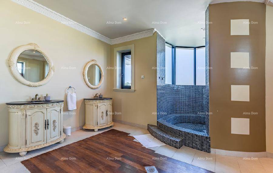 Elegantes Badezimmer mit zwei Waschtischen und einer geräumigen, gefliesten Dusche.