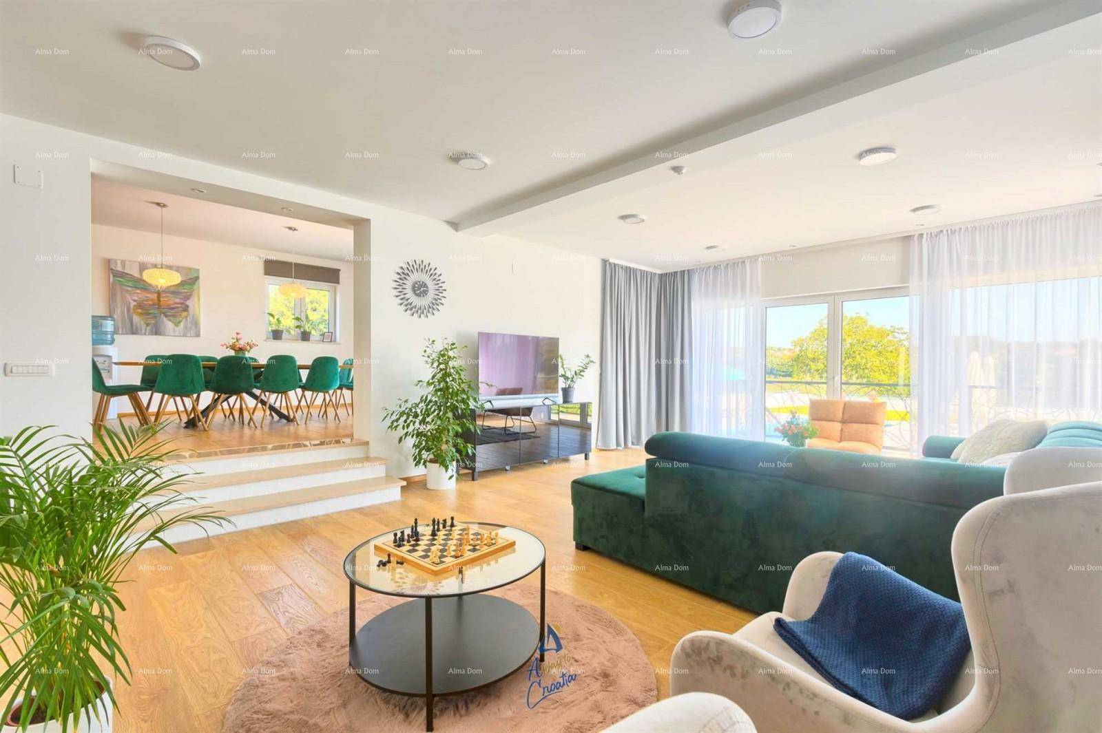 Geräumiger Wohnbereich mit bequemen Sofas, Holzboden und angrenzendem Essbereich.