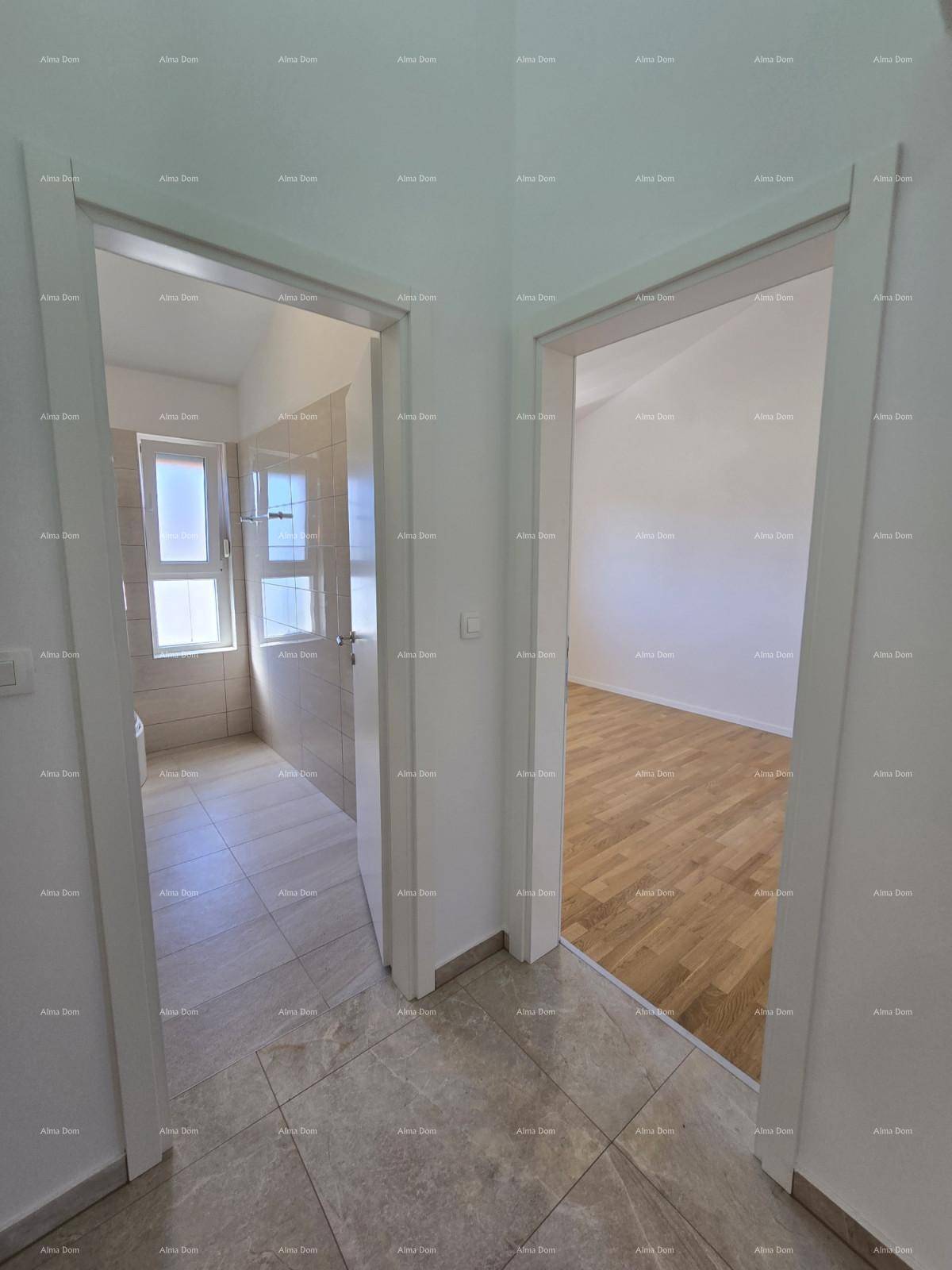 Blick vom Flur in ein Badezimmer und ein weiteres Zimmer, beide hell und modern gestaltet.