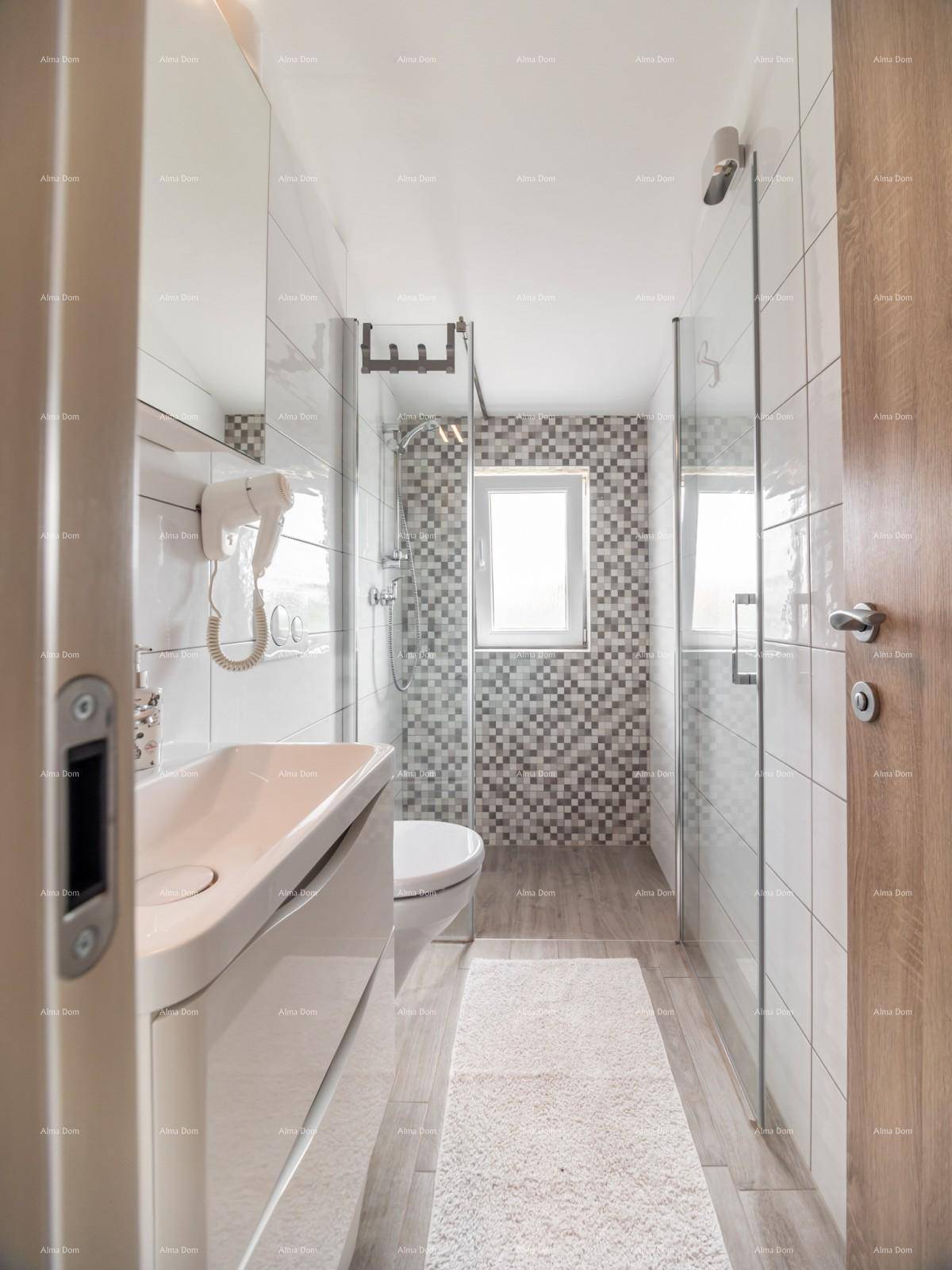 Modernes Badezimmer mit Mosaikfliesen in der Dusche, Einzelwaschbecken und Fenster für Tageslicht.