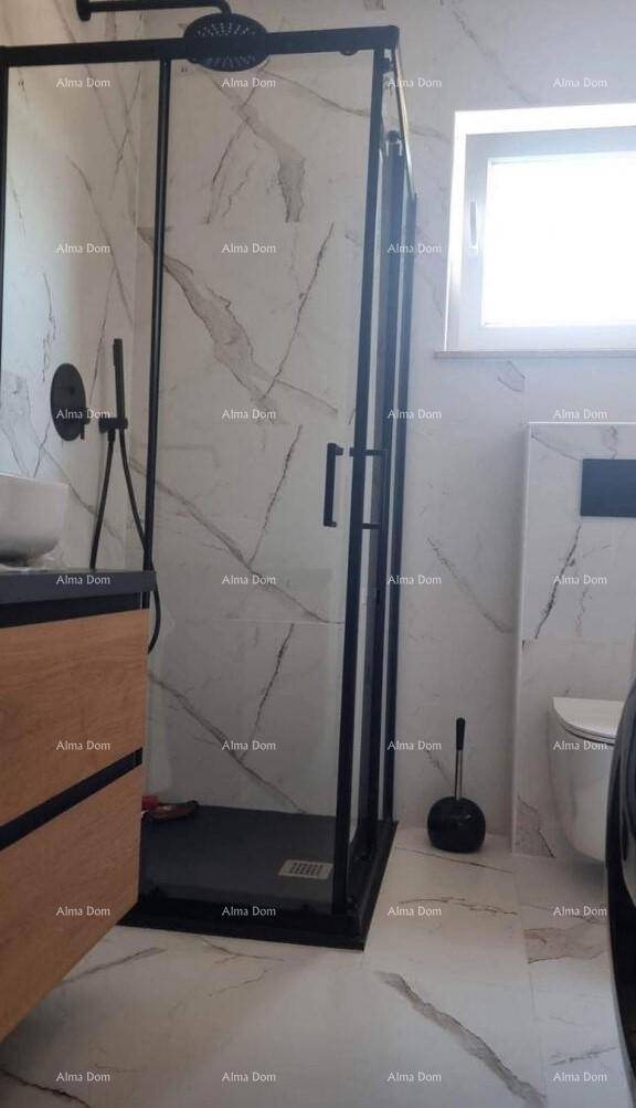 Modernes Badezimmer mit begehbarer Dusche, Marmorfliesen und wandhängendem WC.
