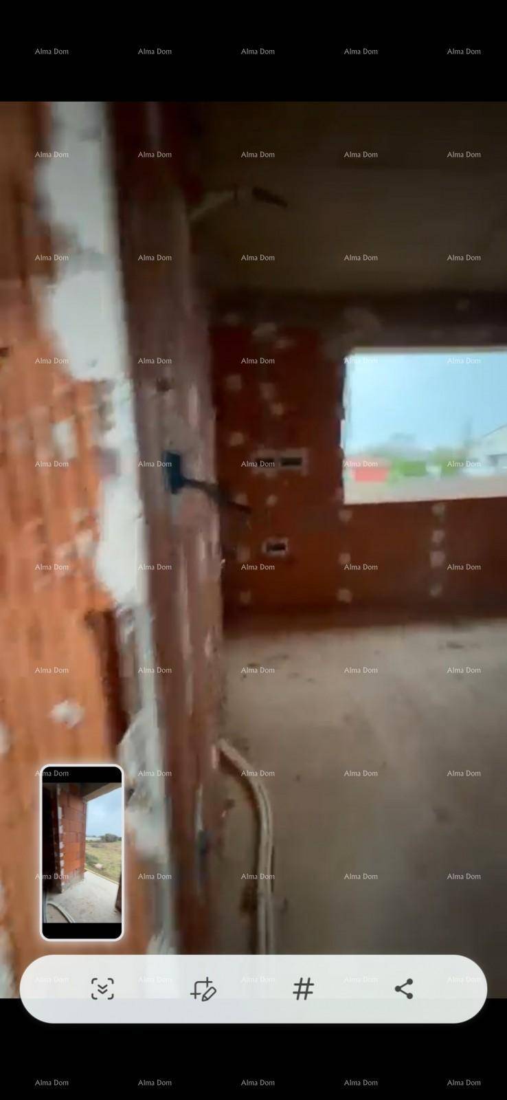 Innenraum im Rohbau mit unverputzten Ziegelwänden und einer Fensteröffnung.