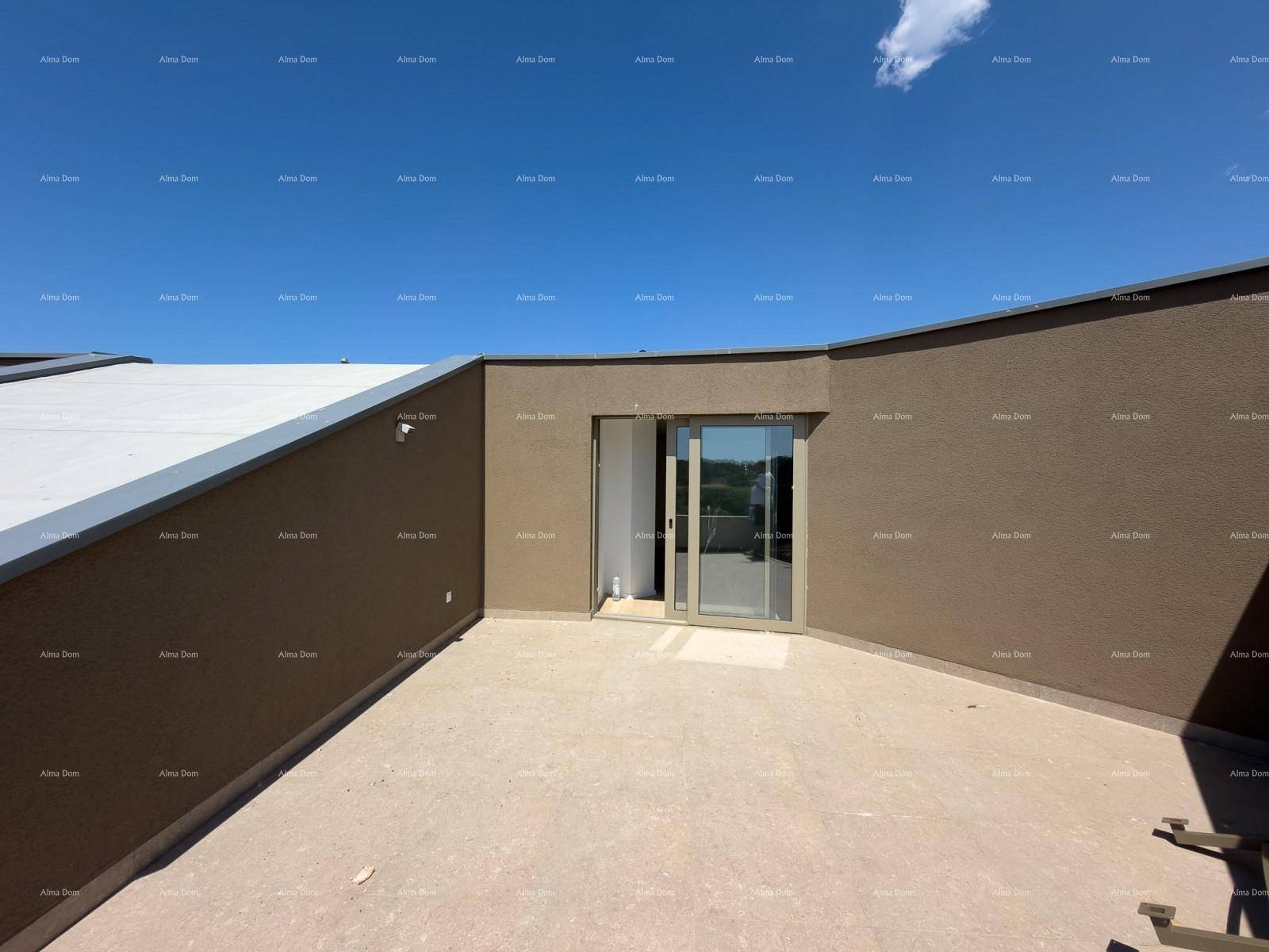 Große Dachterrasse mit Fliesenboden und Schiebetür, die zum Innenbereich führt.