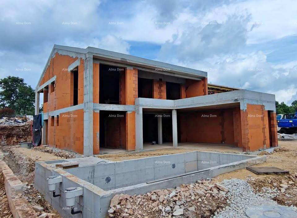 Rohbau eines modernen Hauses mit sichtbaren Ziegelwänden und Betonstruktur, inklusive Poolvorbereitung.