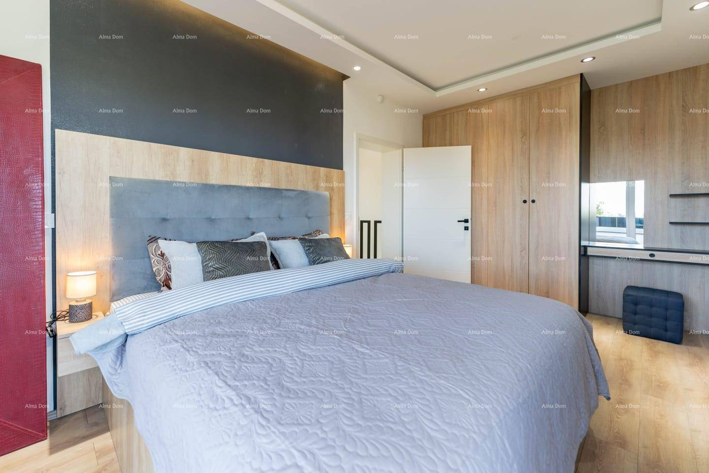 Modernes Schlafzimmer mit großem Bett, Holzelementen und Einbauschränken für viel Stauraum.