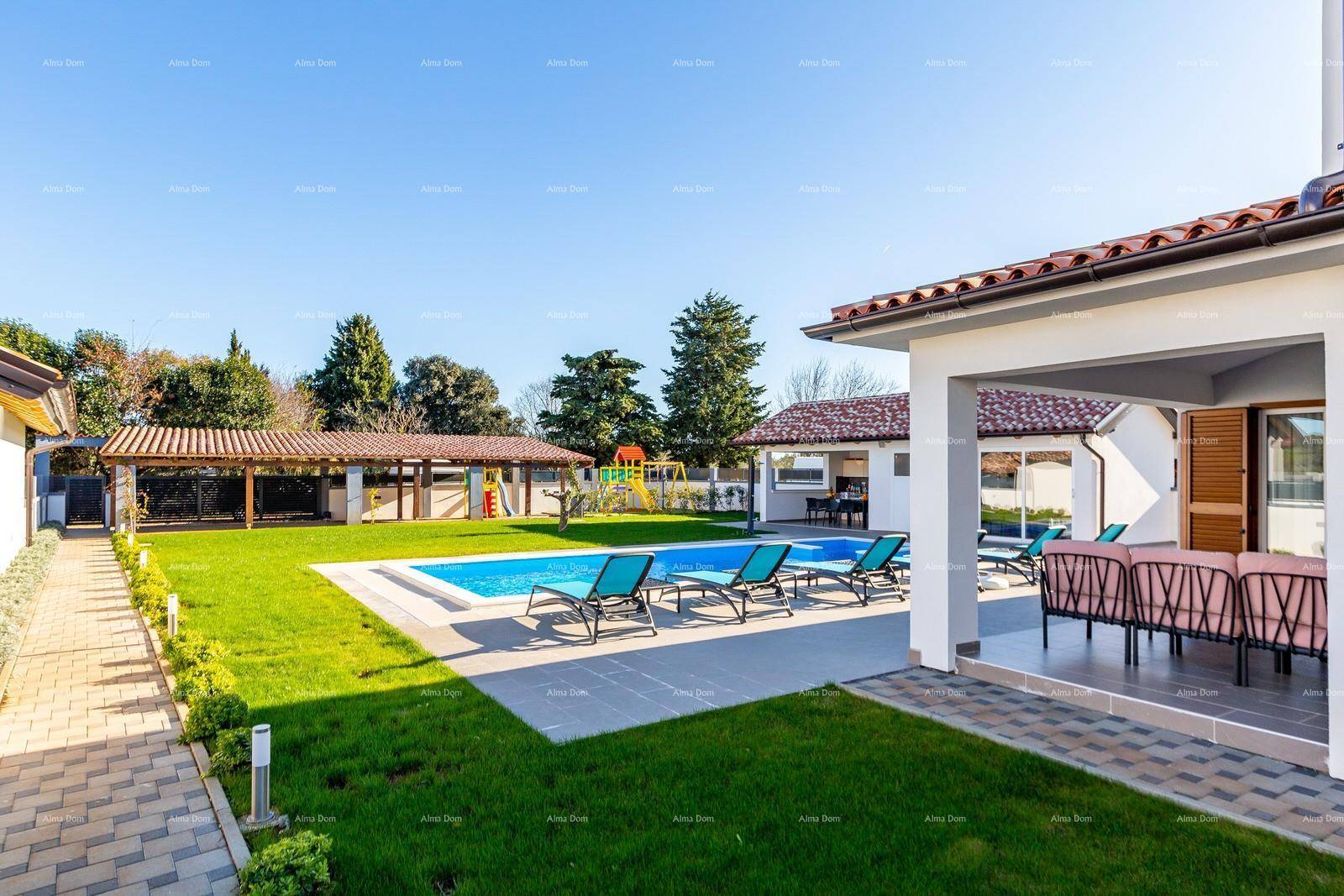 Weitläufiger Garten mit Pool, Liegestühlen und überdachtem Essbereich im Freien.