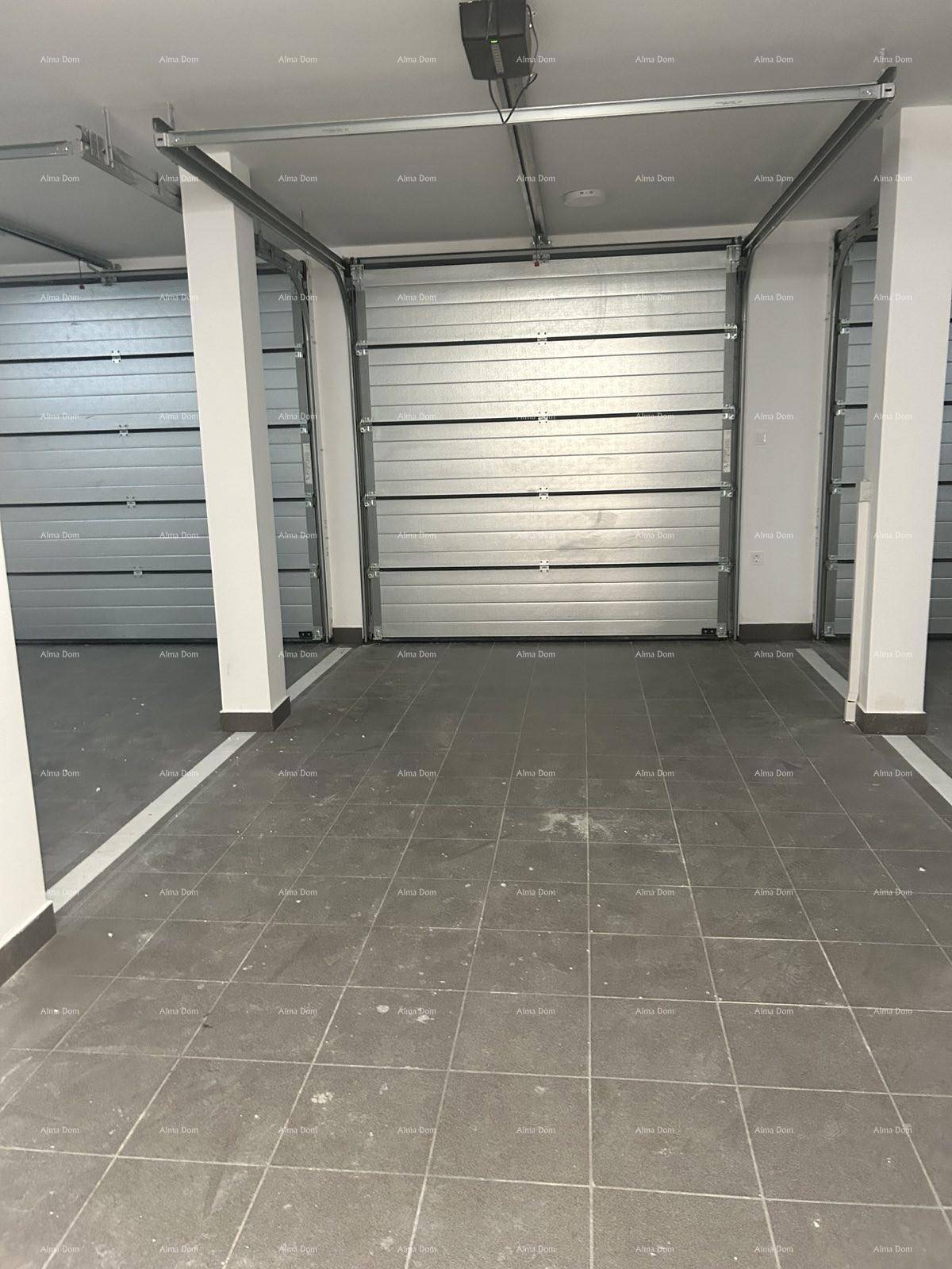 Geräumige Tiefgarage mit mehreren Stellplätzen und automatischen Rolltoren.