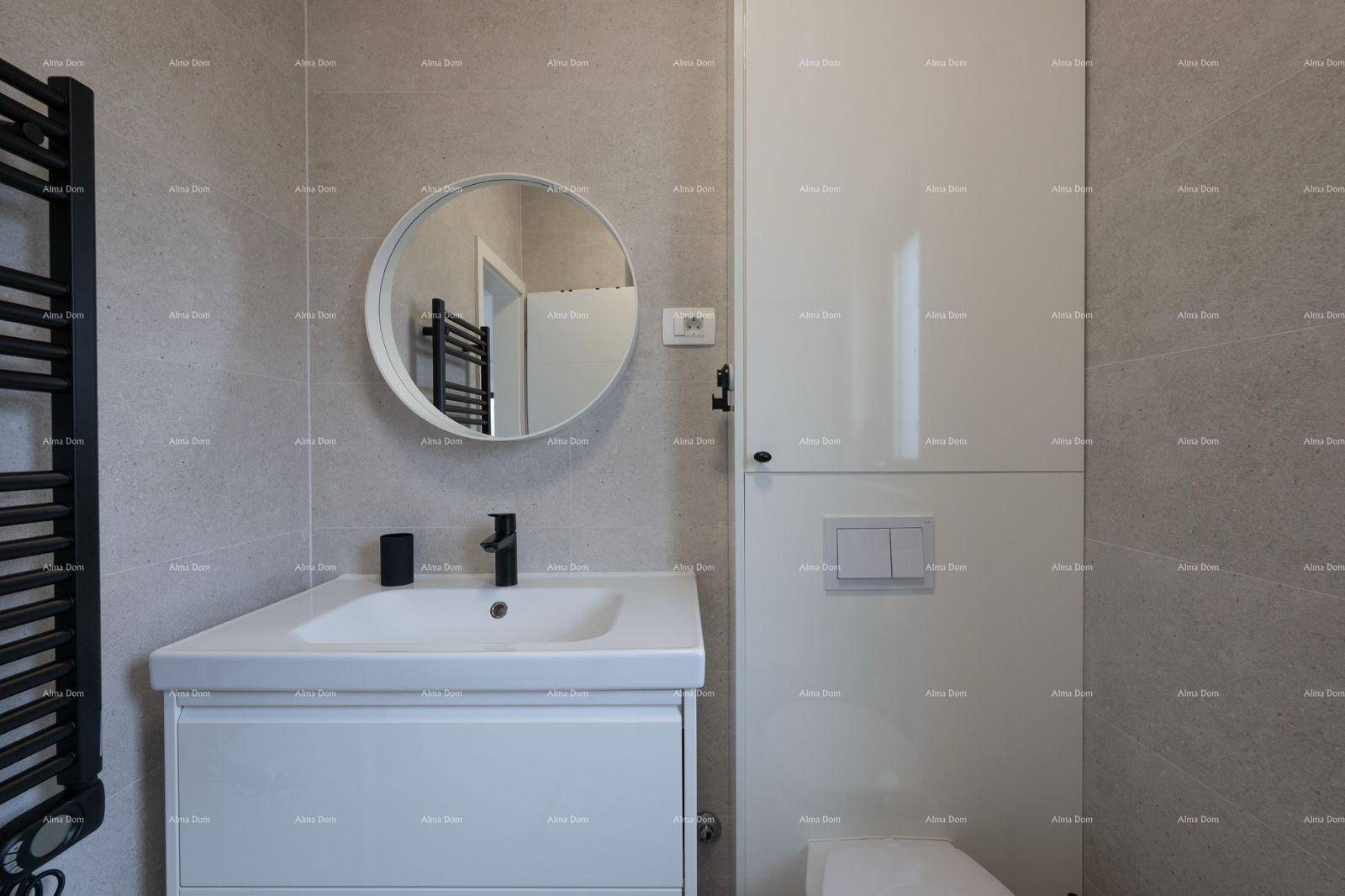 Modernes Badezimmer mit Waschtisch, WC und beheiztem Handtuchhalter in neutralen Farbtönen.