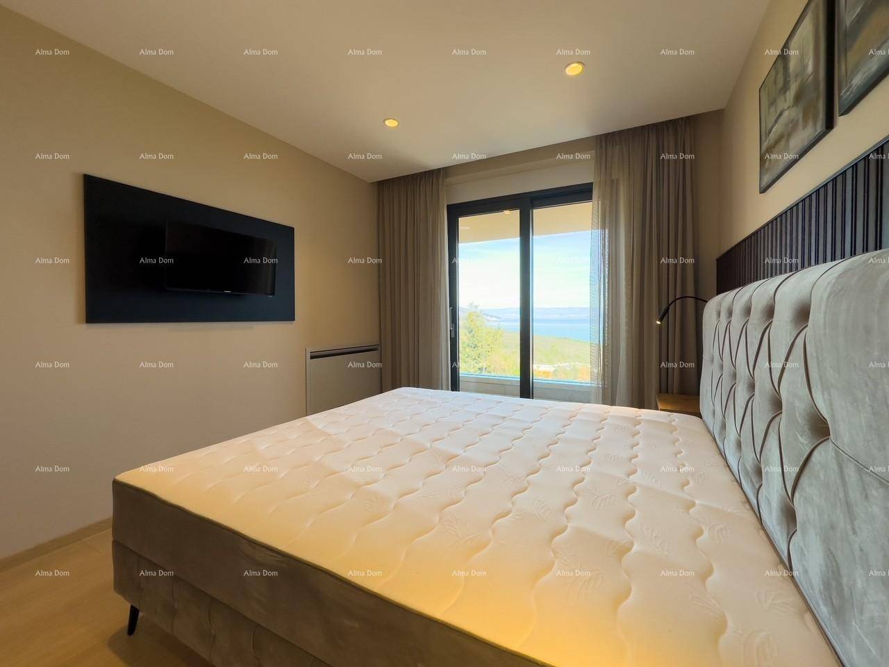 Geräumiges Schlafzimmer mit Doppelbett, TV und großen Fenstern mit Meerblick.