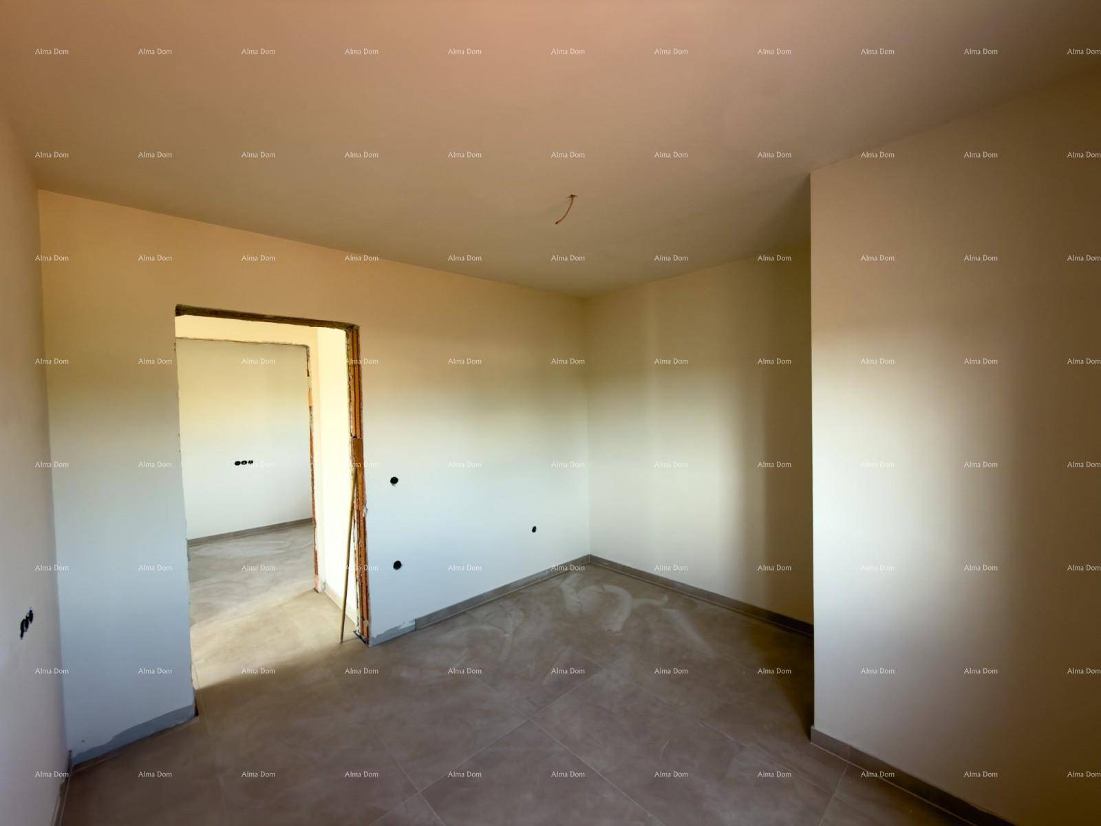 Helles Schlafzimmer im Rohbau mit Fliesenboden und Zugang zu einem weiteren Raum.
