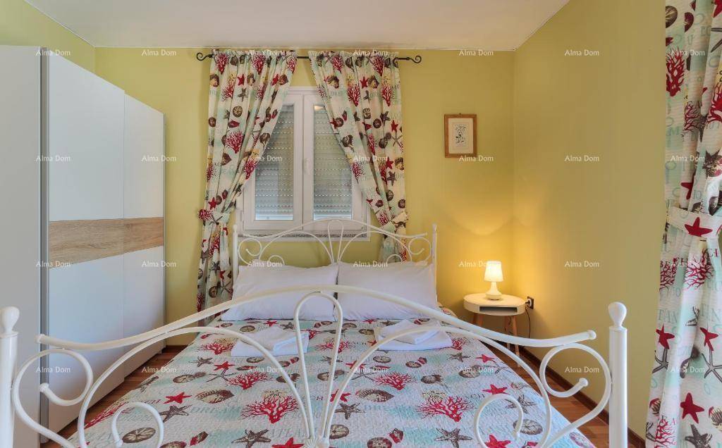 Helles Schlafzimmer mit Doppelbett, weißem Kleiderschrank und Holzboden.