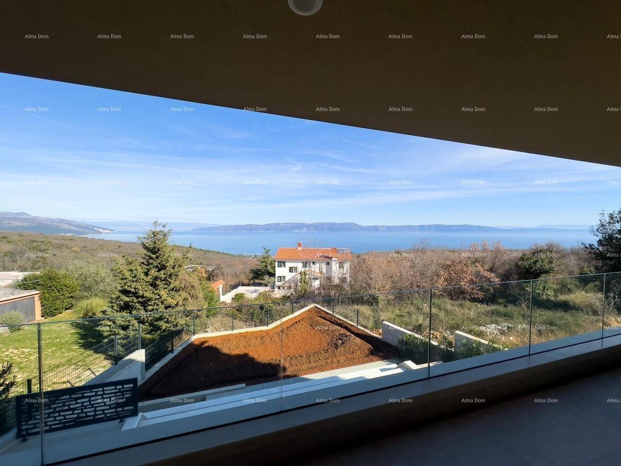 Langer Balkon mit Glasgeländer und atemberaubendem Panoramablick auf das Meer und die Berge.