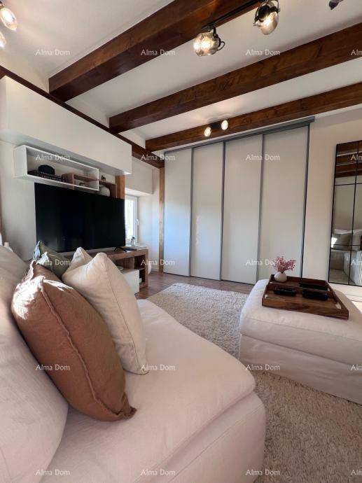 Heller Wohnbereich mit großem Sofa, modernem Dekor und integrierten Schiebetürenschränken für Stauraum.