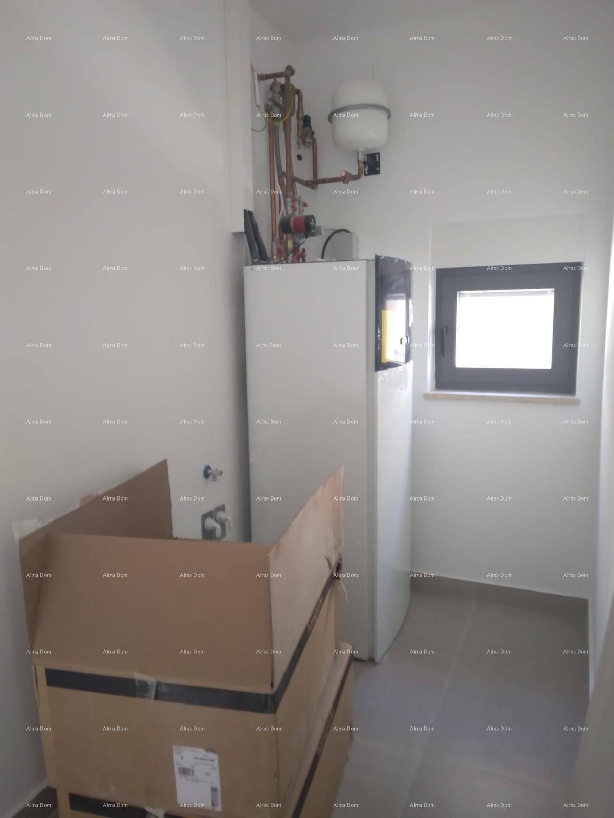 Hauswirtschaftsraum mit Heizungsanlage, Warmwasserspeicher und einem kleinen Fenster.