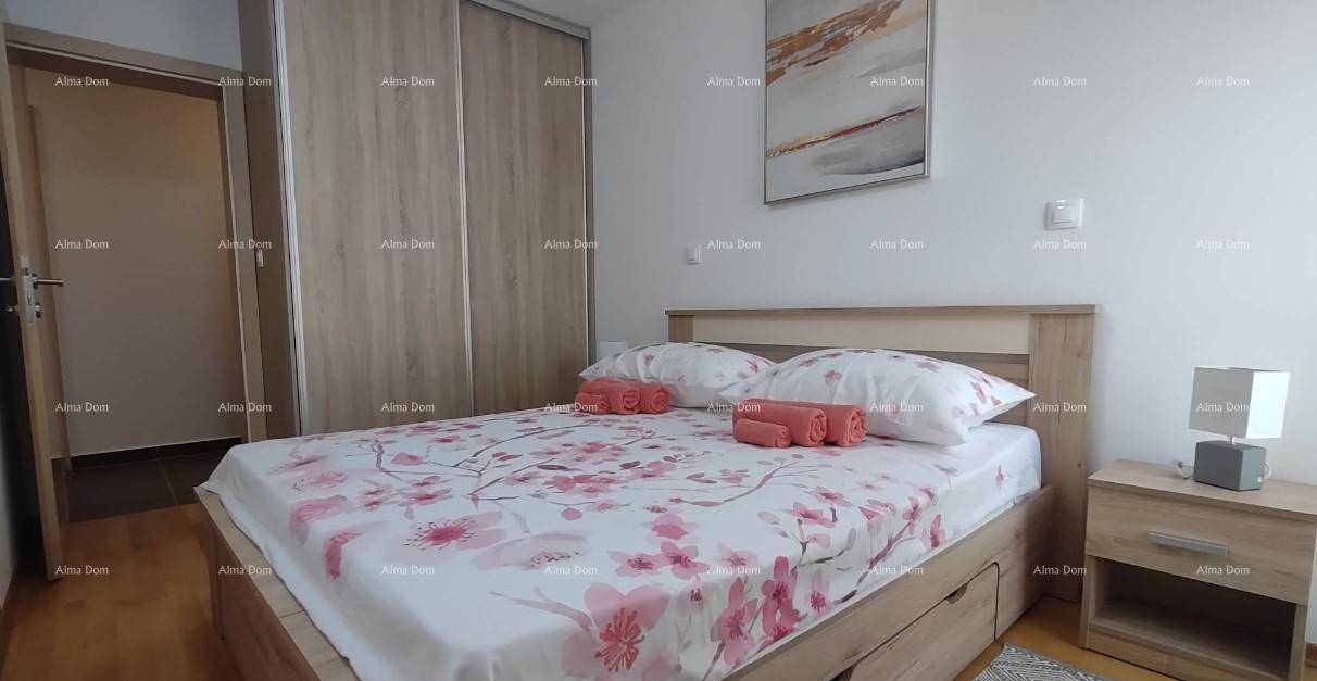 Komfortables Schlafzimmer mit Doppelbett, Einbauschrank und moderner Dekoration.