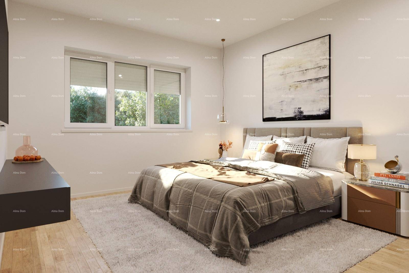 Helles Schlafzimmer mit großem Bett, weichem Teppich und Fenster mit Blick ins Grüne.