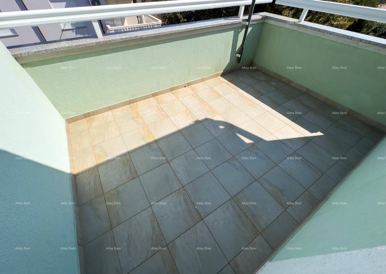 Geräumiger Balkon mit Fliesenboden und viel Sonnenlicht, ideal für Entspannung im Freien.