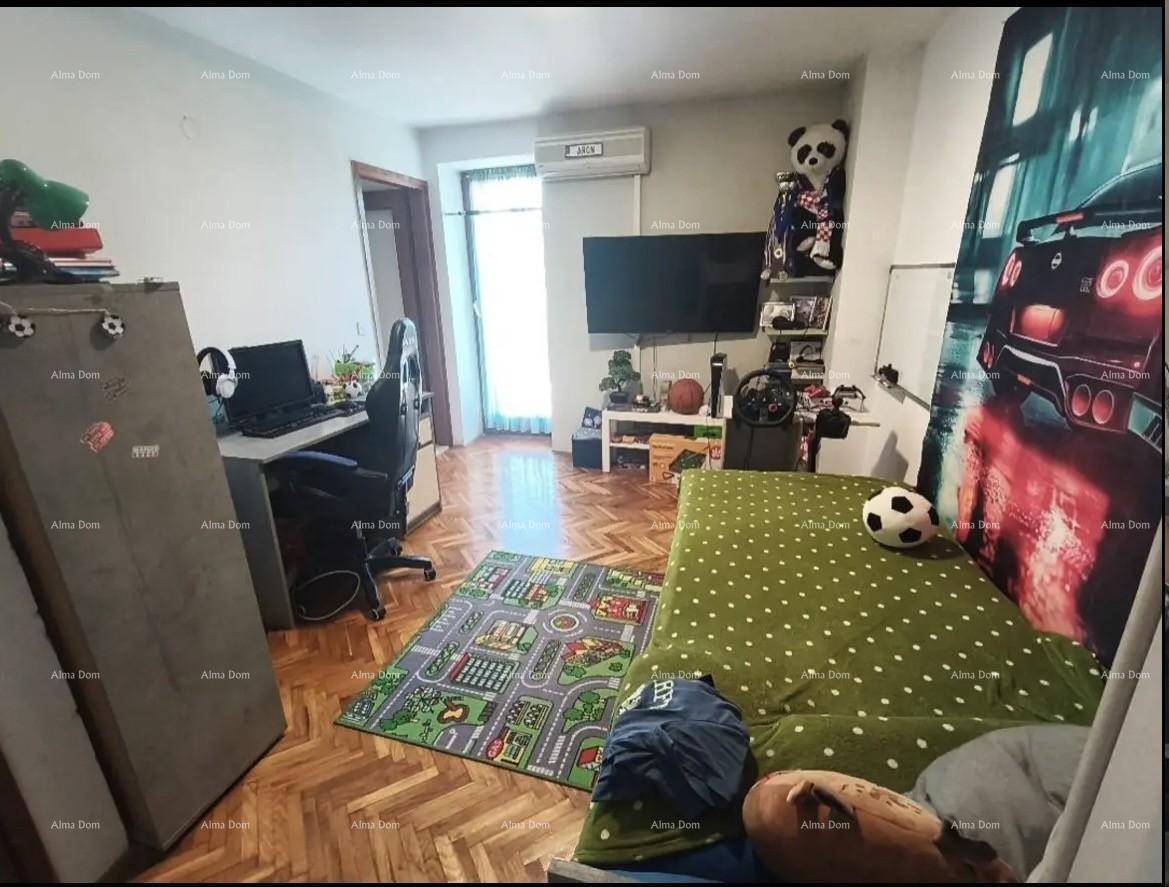 Jugendzimmer mit Bett, Schreibtisch, Fernseher und Klimaanlage, ideal für Kinder und Jugendliche.