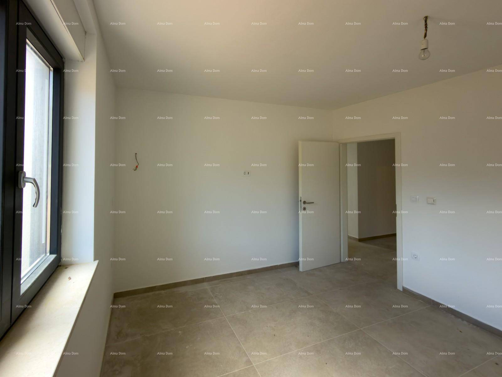 Helles Zimmer mit großem Fenster und Fliesenboden, ideal als Schlaf- oder Arbeitszimmer.