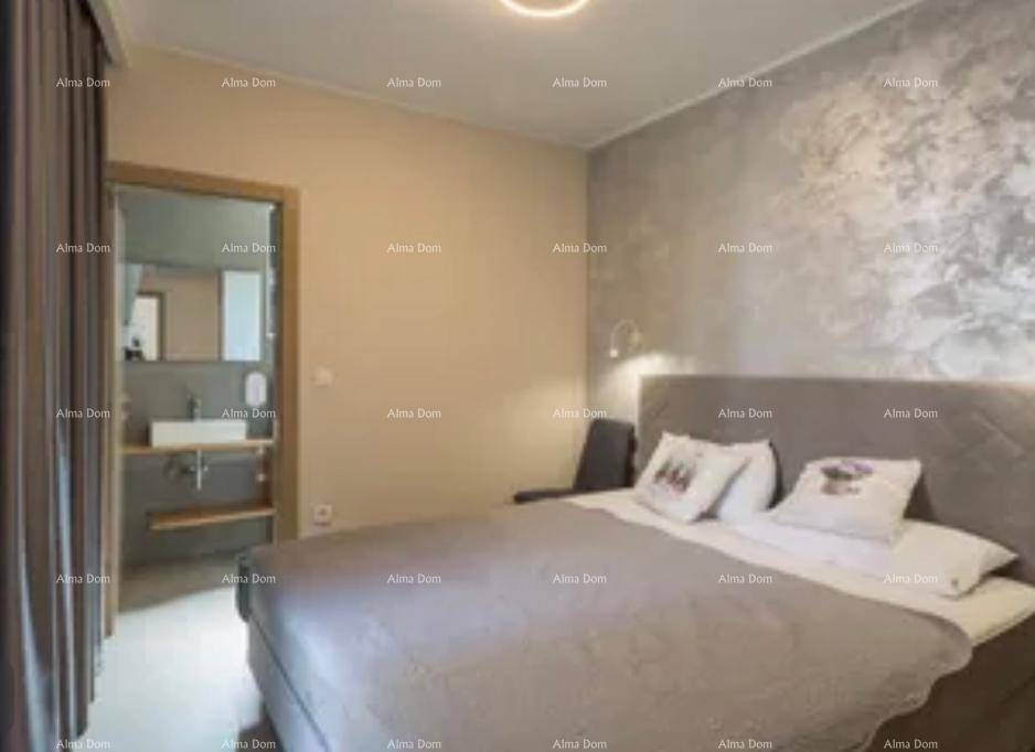 Gemütliches Schlafzimmer mit Doppelbett und direktem Zugang zum modernen Badezimmer.
