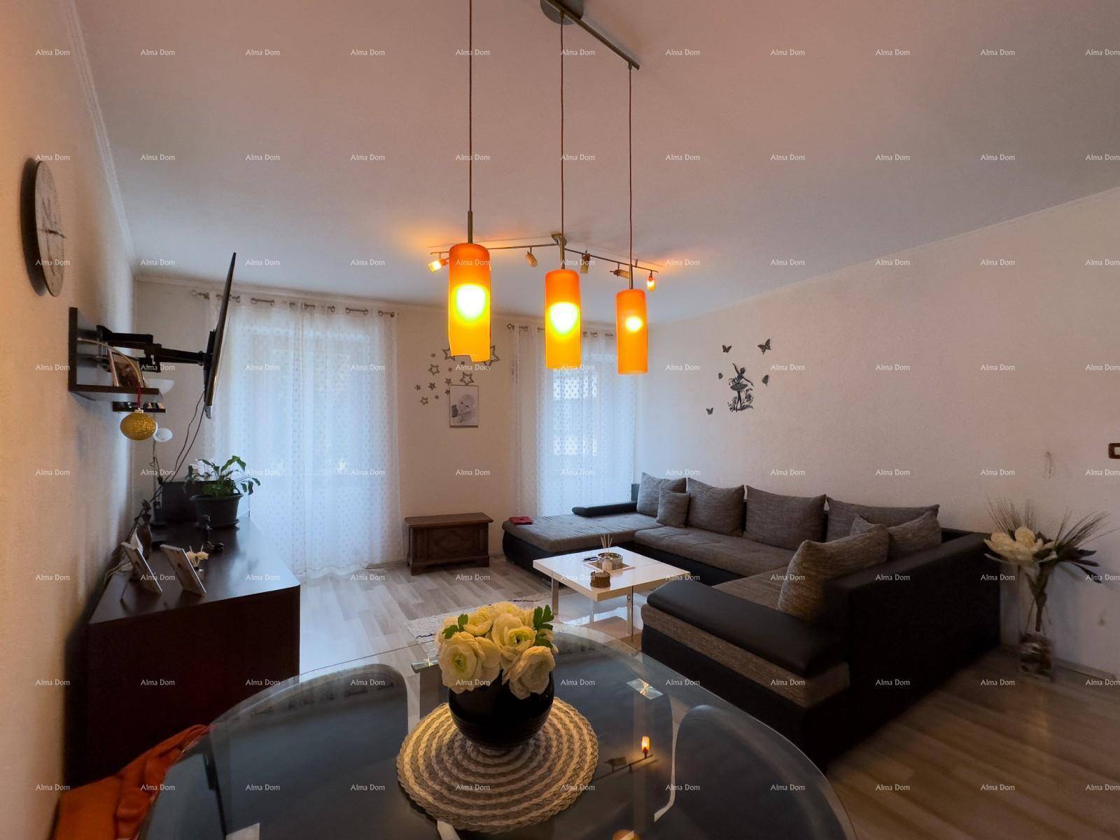 Heller Wohnbereich mit Esstisch, modernem Sofa und dekorativer Beleuchtung.