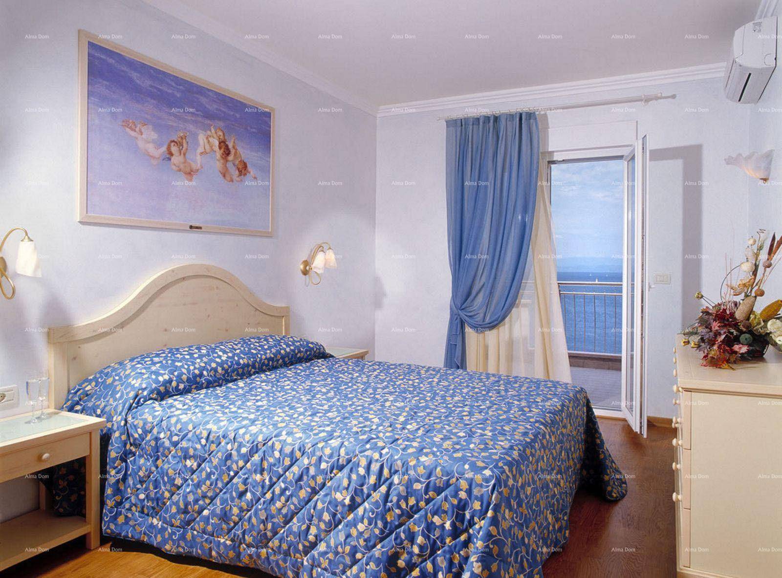 Gemütliches Schlafzimmer mit Doppelbett, Balkonzugang und weitem Meerblick.
