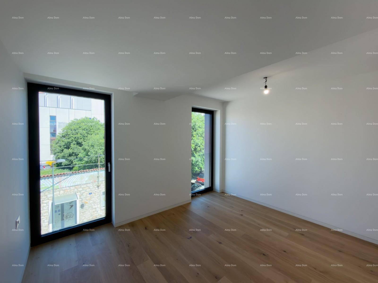 Lichtdurchfluteter Wohnbereich mit Holzboden und zwei großen Fenstern, bietet einen schönen Ausblick.