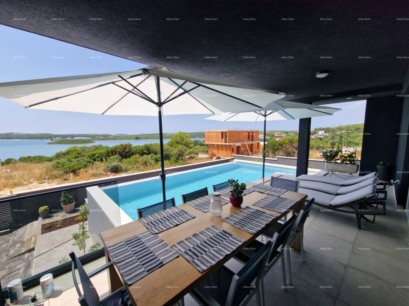 Überdachte Terrasse mit Esstisch und Meerblick, direkt am Poolbereich gelegen.